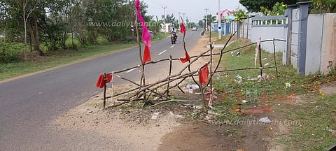 சாலையில் ஆபத்தான பள்ளம்