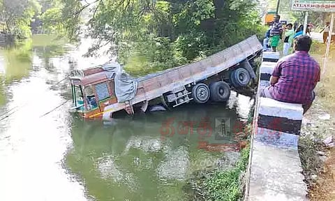 சாலையில் தாறுமாறாக ஓடி வாய்க்காலில் பாய்ந்த லாரி