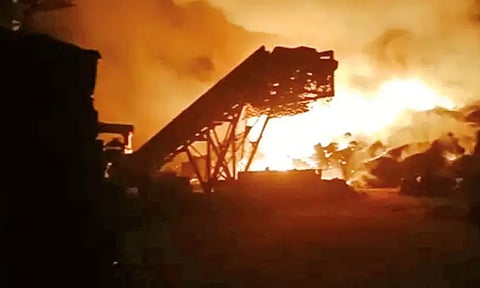 கும்மிடிப்பூண்டி அருகே தனியார் தொழிற்சாலையில் குப்பை கழிவுகளில் தீ விபத்து - 20 மணி நேரம் போராடி அணைத்தனர்