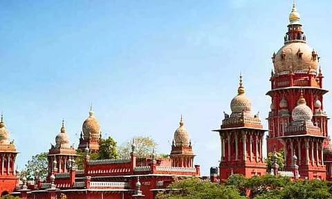 வயது வந்தோருக்கான திரைப்படங்களை சிறுவர்கள் பார்க்க அனுமதிப்பதாக புகார் - மத்திய அரசு, தணிக்கை வாரியம் முடிவெடுக்க ஐகோர்ட் உத்தரவு