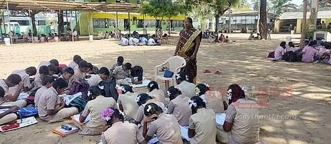 வேதாரண்யம் அருகே, வகுப்பறை வசதி இல்லாததால்மரத்தடியில் பாடம் படிக்கும் மாணவர்கள்