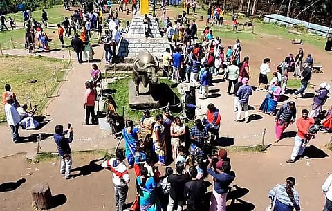 கொடைக்கானலில் குவிந்த சுற்றுலா பயணிகள்