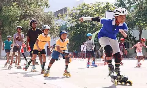 74 மாணவ-மாணவிகளின் ஸ்கேட்டிங் சாதனை