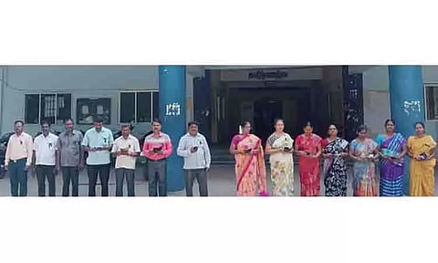 கவுரவ விரிவுரையாளர்கள் கருப்பு பட்டை அணிந்து பணிபுரிந்தனர்