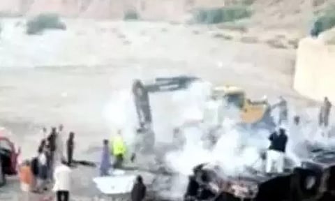 பாகிஸ்தானில் பள்ளத்தில் பஸ் கவிழ்ந்து தீப்பிடித்தது- 40 பேர் பலி