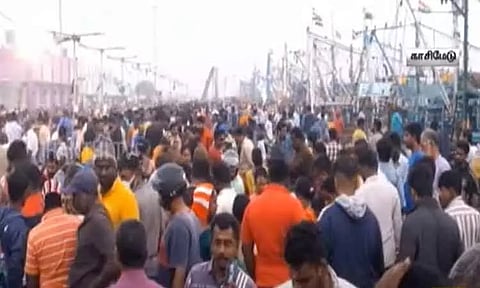 காசிமேடு மீன் சந்தையில் அலைமோதிய மக்கள் கூட்டம் - களைகட்டிய மீன்பிடி துறைமுகம்