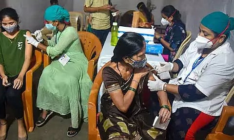 இந்தியாவில் இதுவரை 220.4 கோடி டோஸ் கொரோனா தடுப்பூசிகள் செலுத்தப்பட்டுள்ளன - மத்திய அரசு தகவல்