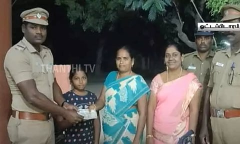 தூத்துக்குடி: சாலையில் நகையை தொலைத்த தலைமை ஆசிரியர் - கண்டெடுத்து போலீசில் ஒப்படைத்த மாணவியின் தாய்