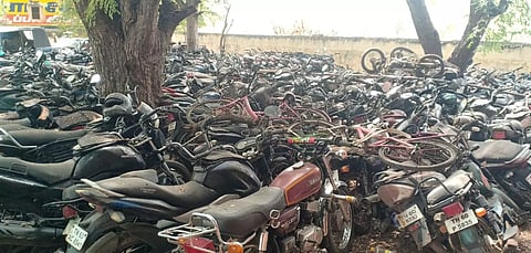 வழக்குகளில் பிடிபட்டு துருப்பிடித்த நிலையில்குவிந்து கிடக்கும் வாகனங்கள் ஏலம் விடப்படுமா?பொதுமக்கள் எதிர்பார்ப்பு