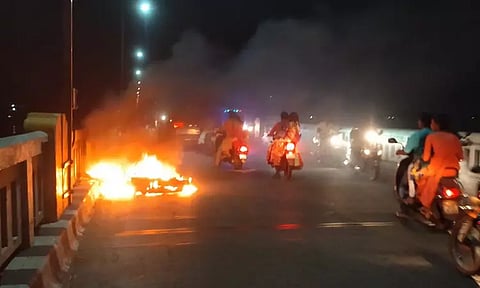 லாரி மோதி மோட்டார் சைக்கிள் தீப்பிடித்து எரிந்தது