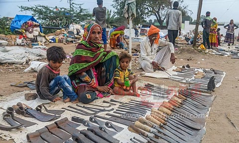 பாரம்பரிய முறைப்படி இரும்பு ஆயுதங்களைபட்டை தீட்டும் வடமாநிலத்தவர்கள்
