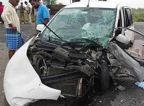 சிறுபாக்கம் அருகே2 கார்கள் நேருக்கு நேர் மோதல்; பெண் பலி6 பேர் படுகாயம்