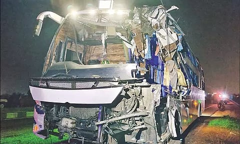 உளுந்தூர்பேட்டையில் விபத்து: லாரி மீது சென்னை ஆம்னி பஸ் மோதல்; 2 பேர் பலி