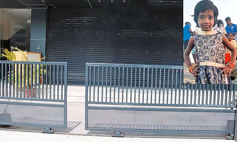 கீழ்ப்பாக்கம் வணிக வளாகத்தில் இரும்பு கதவு விழுந்து சிறுமி பலி; காவலாளி, துணிக்கடை மேலாளர் கைது