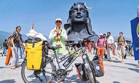 மண் காப்போம்' இயக்கம் குறித்து விழிப்புணர்வு: பிரான்சில் இருந்து கோவைக்கு சைக்கிளில் வந்த பெண்