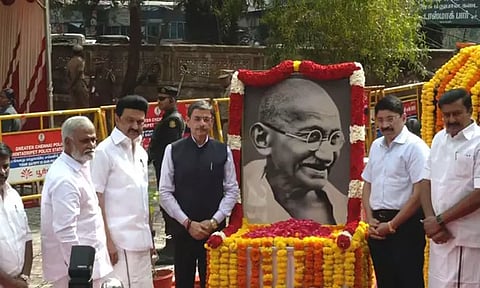 76-வது நினைவு தினம்: மகாத்மா காந்தியின் திருவுருவ படத்திற்கு கவர்னர், முதல்-அமைச்சர் மு.க.ஸ்டாலின் மரியாதை