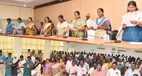 அரசு அலுவலகங்களில் தீண்டாமை ஒழிப்பு உறுதிமொழி ஏற்பு