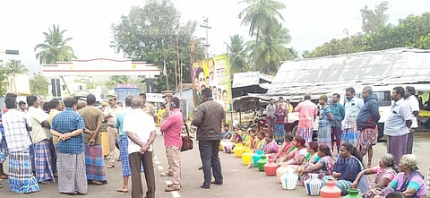 கொல்லிமலை அடிவாரத்தில்ஆக்கிரமிப்பு கிணற்றை மீட்க கோரி பொதுமக்கள் சாலை மறியல்அதிகாரிகள் பேச்சுவார்த்தை