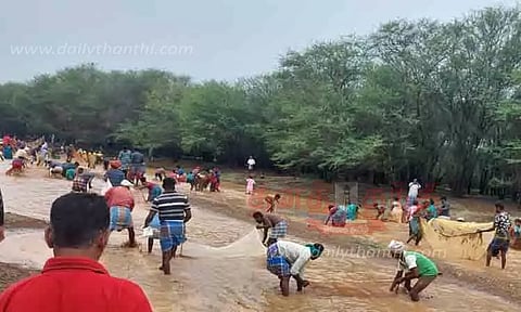 சிங்கம்புணரி அருகே மீன்பிடித் திருவிழா களைகட்டியது