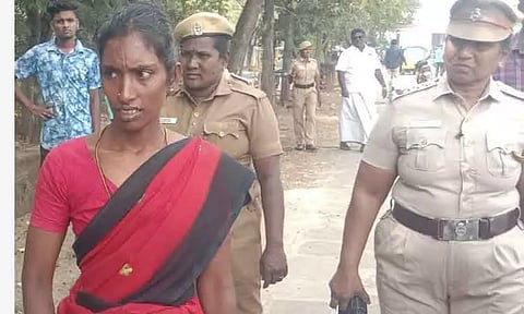 மகளுடன், பெண் தீக்குளிக்க முயற்சி