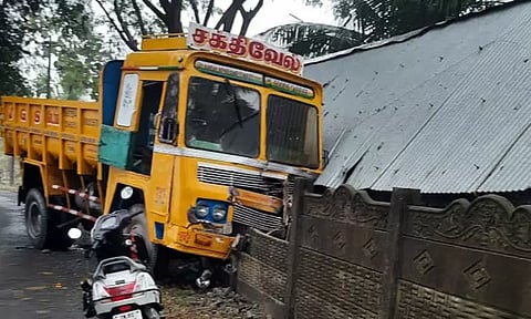 மயிலாடுதுறைக்கு கடத்தி சென்றபோது விபத்தில் சிக்கிய லாரி