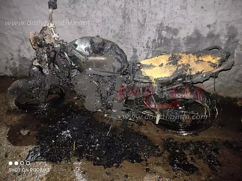 கருங்கல் அருகேமோட்டார் சைக்கிள் தீ வைத்து எரிப்புபோலீசார் விசாரணை