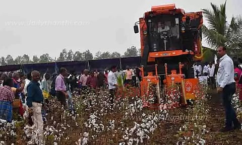 நவீன எந்திரத்தை பயன்படுத்தி பருத்தி அறுவடை செயல் விளக்கம்