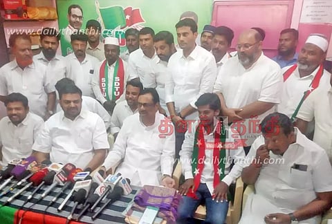 எனது தாத்தா, தந்தை, மகன் விட்டுச்சென்ற பணிகளை செய்வதற்காக போட்டியிடுகிறேன்; ஈ.வி.கே.எஸ்.இளங்கோவன் பேட்டி