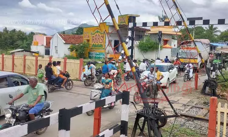 மல்லூர் பகுதியில்ரெயில்வே மேம்பாலம் அமைக்கப்படுமா? பொதுமக்கள் எதிர்பார்ப்பு