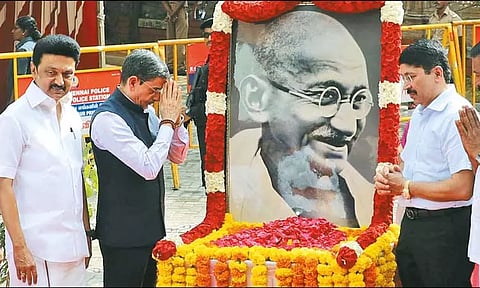 நினைவு தினம்: காந்தி உருவப்படத்துக்கு கவர்னர், முதல்-அமைச்சர் மரியாதை