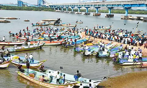 மீன்பிடி பகுதியில் உயர் மின்கோபுரம் அமைக்க எதிர்ப்பு: 8 மீனவ கிராம மக்கள் கொசஸ்தலை ஆற்றில் படகில் சென்று போராட்டம்