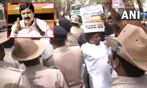 பா.ஜ.க. எம்.எல்.ஏ. ரமேஷ் ஜார்கிகோளி வீடு அருகே காங்கிரசார் போராட்டம்