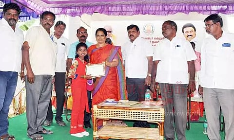 மனிதநேய வார நிறைவு விழாவில் மாணவர்களுக்கு பரிசு