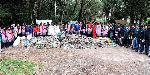 கொடைக்கானல் வனப்பகுதியில் பிளாஸ்டிக் கழிவுகள் அகற்றம்