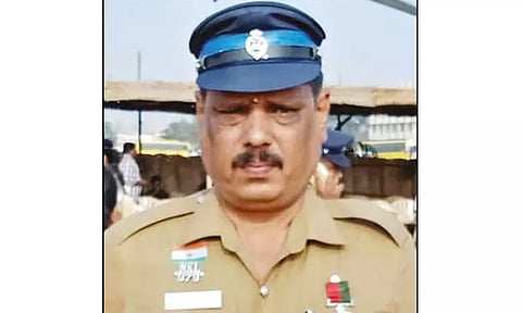 அரசு விழாவில் தேசிய கீதம் ஒலிக்கும்போது செல்போனில் பேசிய சப்-இன்ஸ்பெக்டர் பணி இடைநீக்கம்