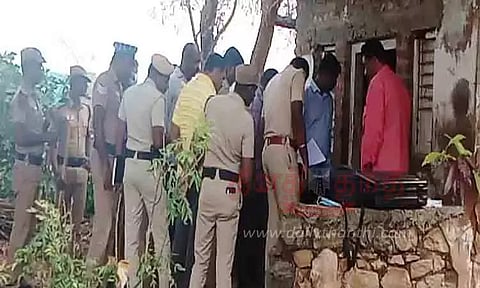 ரத்த காயங்களுடன் கிணற்றில் தொழிலாளி பிணம்