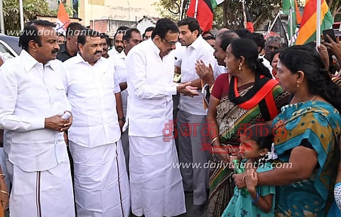 ஈரோடு கிழக்கு சட்டமன்ற தொகுதி தி.மு.க. கூட்டணி வேட்பாளர் ஈ.வி.கே.எஸ்.இளங்கோவன் தேர்தல் பிரசாரம் தொடங்கினார்- வீடு வீடாக சென்று பொதுமக்களை சந்தித்தார்