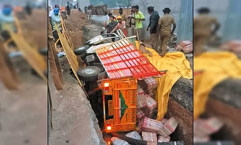 மெட்ரோ ரெயில் பணிக்காக தோண்டப்பட்ட பள்ளத்தில் கவிழ்ந்த லோடு வேன்