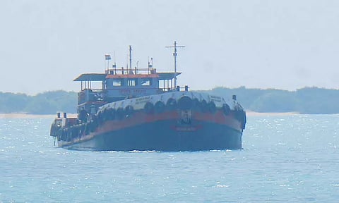 பாம்பன் தூக்கு பாலத்தை கடந்து செல்ல 4 நாட்களாக காத்திருக்கும் மிதவை கப்பல்...!