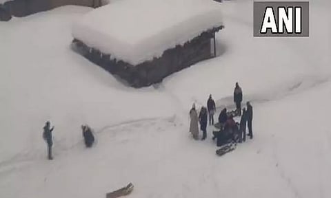 ஜம்மு காஷ்மீரில் கடும் பனிச்சரிவு - பனிச்சறுக்கு வீரர்கள் 2 பேர் பலி, 21 பேர் பத்திரமாக மீட்பு