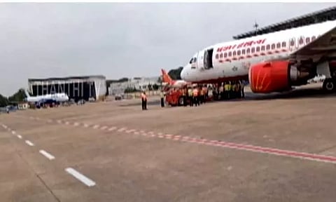 விமானத்தை தள்ளிச் செல்லும் போது விபத்து.. சென்னை விமானநிலையத்தில் பரபரப்பு