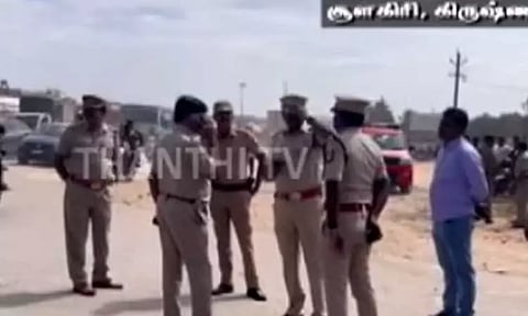 கிருஷ்ணகிரியில் எருது விடும் விழாவுக்கு அனுமதி மறுப்பு : போலீஸ் மீது கல்வீச்சு- 200 பேர் கைது