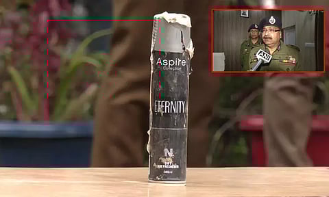 காஷ்மீர்: பயங்கரவாதியிடம் இருந்து செண்ட் பாட்டில் வடிவம் கொண்ட வெடிகுண்டு பறிமுதல்