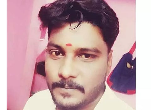 விழுப்புரம் அருகே வாலிபரை வெட்டிக்கொன்ற நண்பர் கோர்ட்டில் சரண் மது வாங்கி கொடுத்து தீர்த்து கட்டியது அம்பலம்