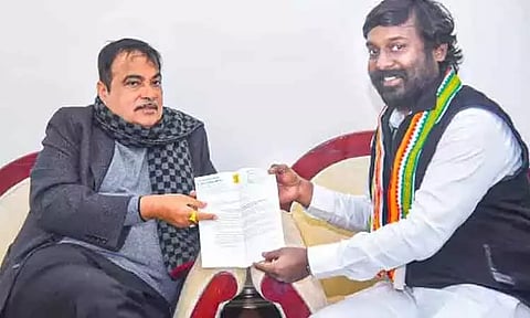 நான்கு வழி பாதை பணிகளை உடனடியாக தொடங்கவேண்டும் - மத்திய மந்திரியிடம் விஜய் வசந்த் எம்.பி. கோரிக்கை