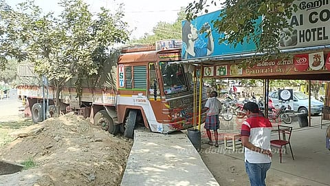 ஊத்தங்கரையில்கட்டுப்பாட்டை இழந்து பேக்கரிக்குள் புகுந்த லாரிடிரைவர் காயம்