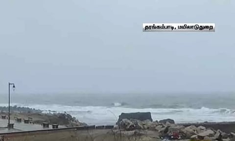 மயிலாடுதுறையில் பலத்த காற்று காரணமாக கடல் சீற்றம் - படகுகள் பாதுகாப்பாக நிறுத்தி வைப்பு