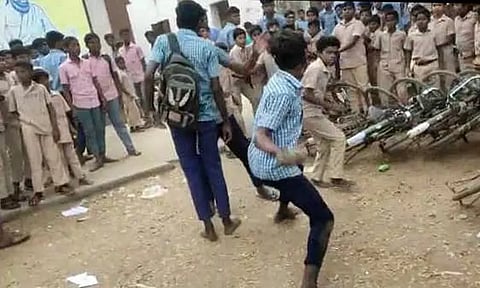 கற்களை வீசி பிளஸ்-2 மாணவர்கள் மோதல்