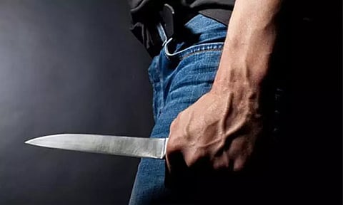 மும்பையில் நடுரோட்டில் மாணவரை குத்திக் கொன்ற காதலியின் முன்னாள் காதலன்