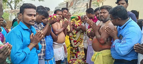 ராசிபுரம் அருகேஇறந்த கோவில் காளைக்கு கிராம மக்கள் அஞ்சலி